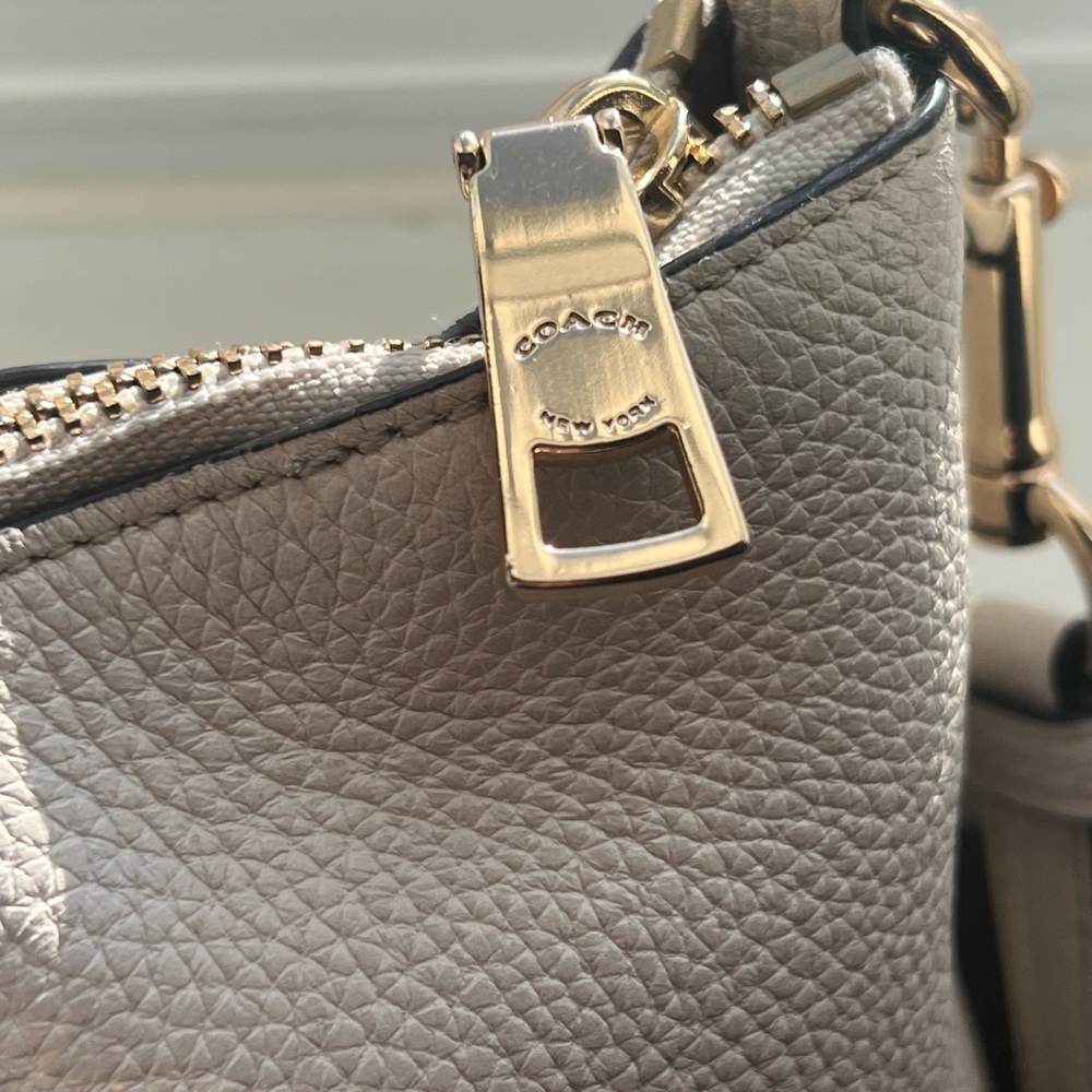 Coach ‼️‼️LIKE NEW ‼️‼️‼️pebbled leather Cream Crossbody Bag with Straps♥️♥️♥️ - Picture 4 of 17